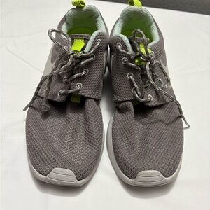 Nike Roshe Run Gray Sneakers with Breathable Mesh and Cushioned Sole.Size8